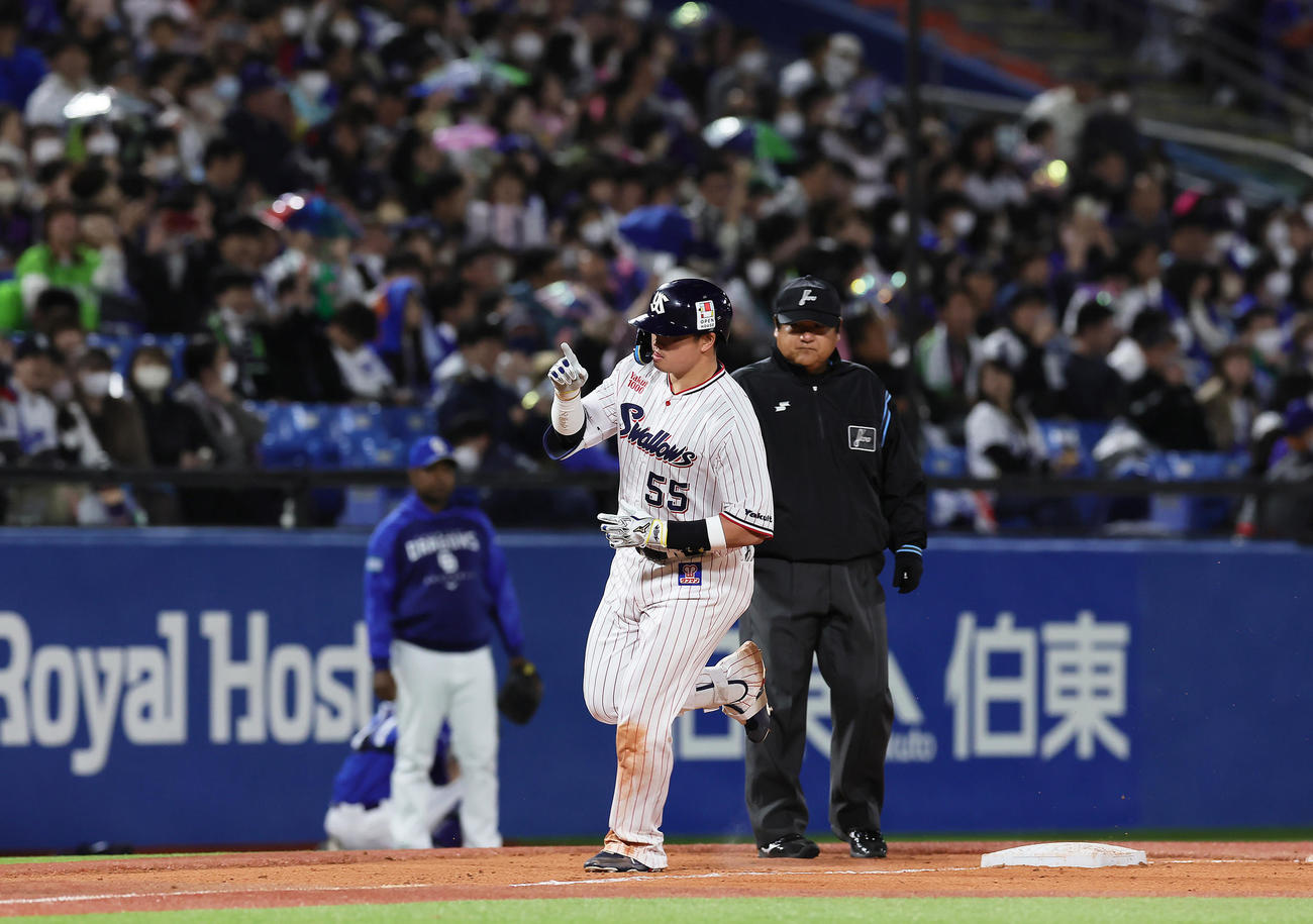 ヤクルト対中日　8回裏ヤクルト無死一塁、村上は右越え2点本塁打を放つ（撮影・足立雅史）