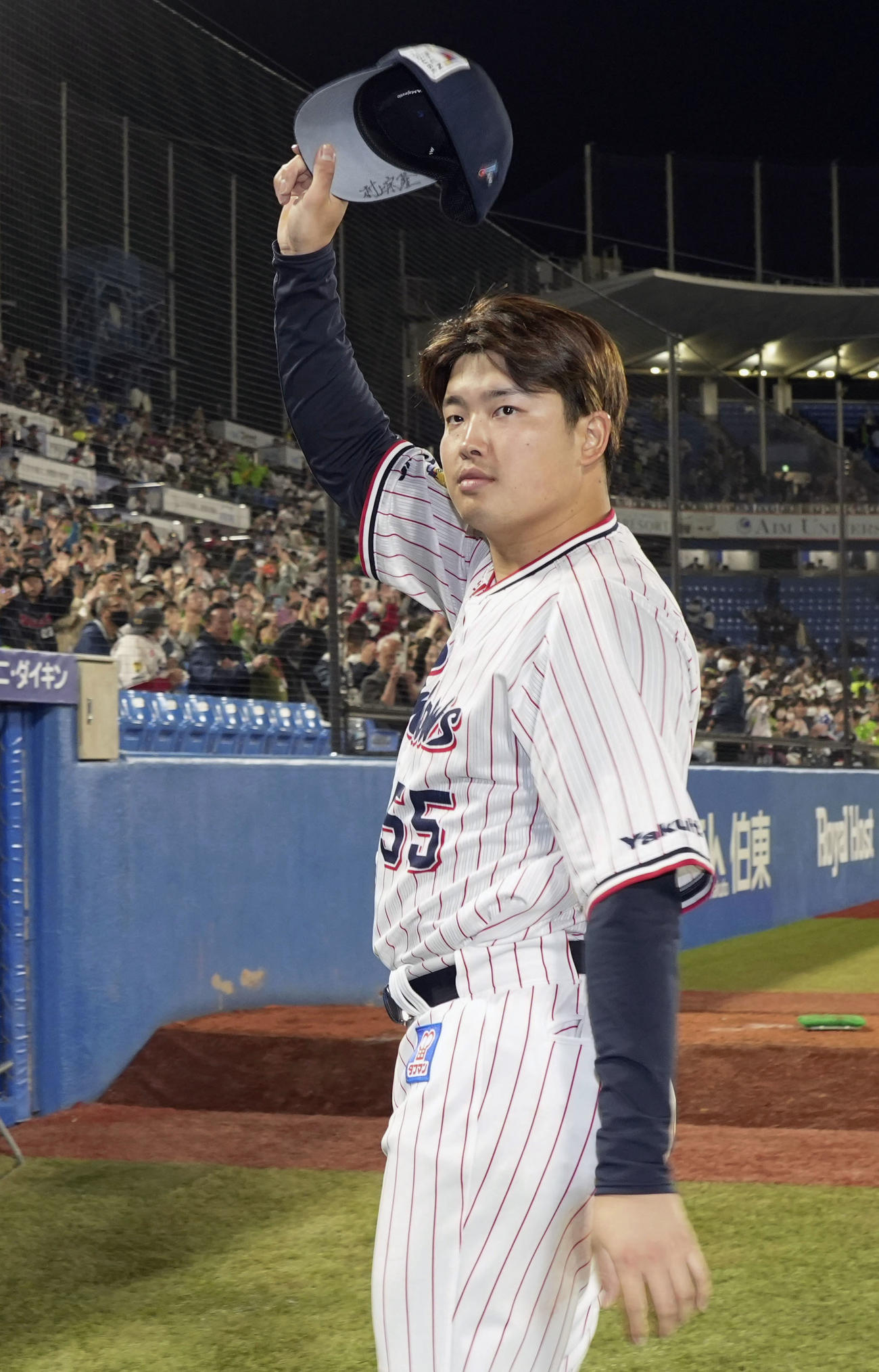 ヤクルト対中日　ファンの歓声に応えるヤクルト村上（共同）