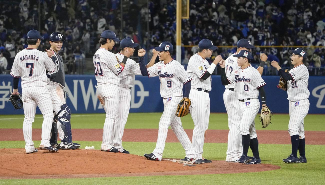 ヤクルト対中日　中日に勝利し、タッチを交わすヤクルトナイン（共同）
