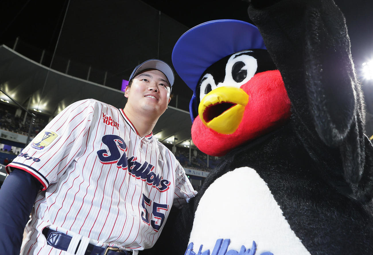 ヤクルト対中日　2本の2点本塁打の活躍を見せたヤクルト村上はつば九郎と笑顔で記念撮影（撮影・足立雅史）