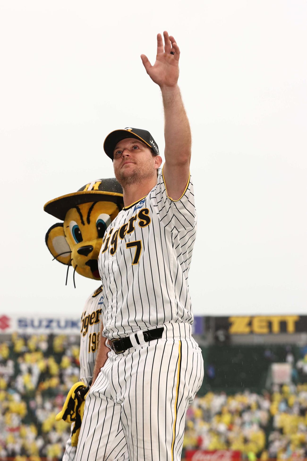 阪神対DeNA　ヒーローインタビューを終えたノイジーはファンの歓声に応える（撮影・上田博志）