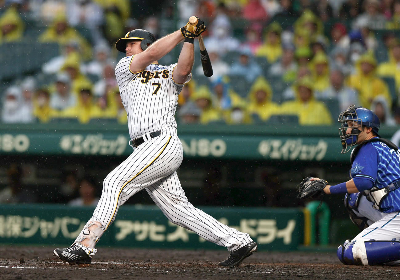 阪神対DeNA 8回裏阪神2死二塁、ノイジーは左前適時打を放つ（撮影・上山淳一）