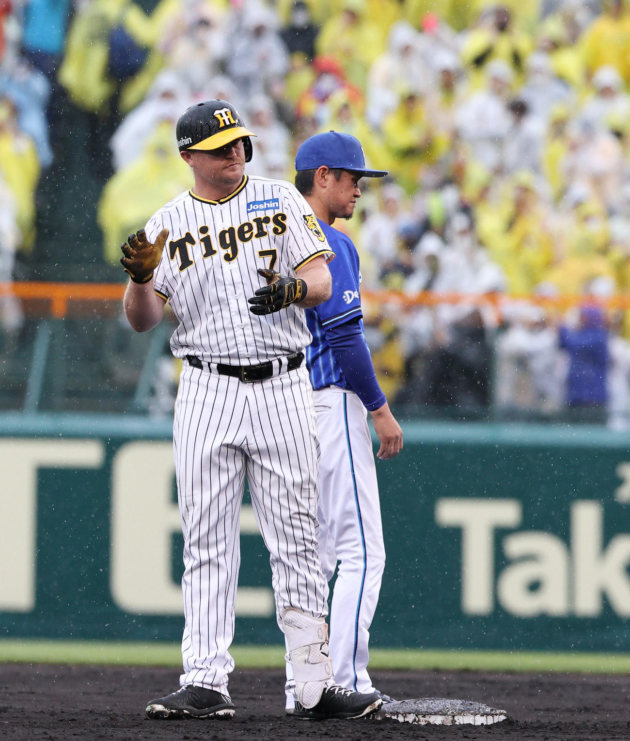 阪神対DeNA 4回裏阪神2死一、三塁、ノイジーは右適時二塁打を放ち手をたたく（撮影・上山淳一）