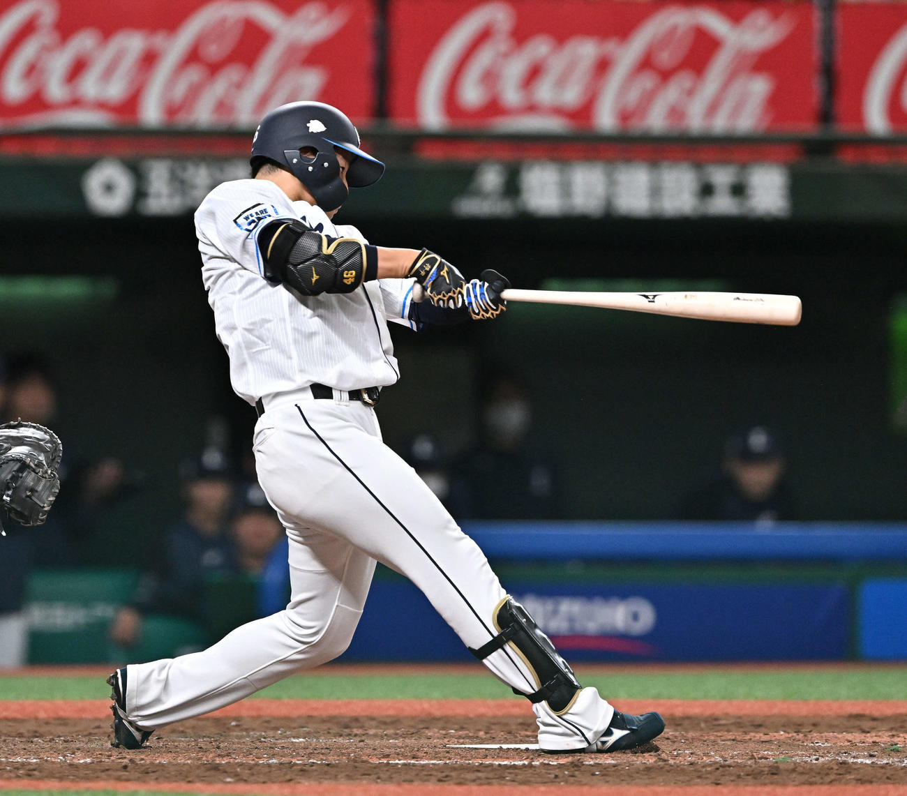西武対楽天　4回裏西武2死満塁、鈴木は中越え3点適時三塁打を放つ（撮影・滝沢徹郎）