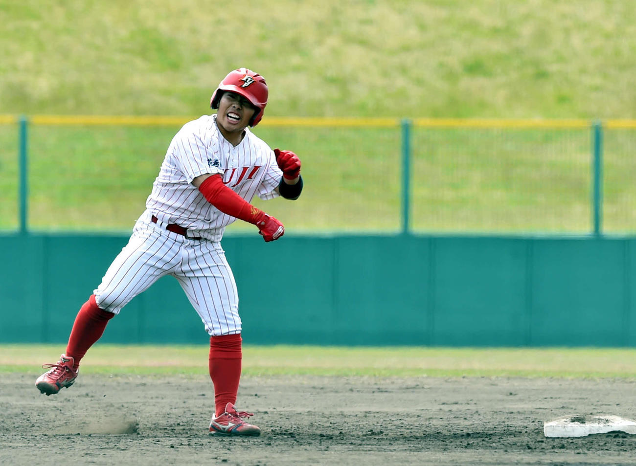 青森大対富士大　3回裏富士大1死満塁、中越えに走者一掃の3点適時二塁打を放ち、ガッツポーズを見せる松尾（撮影・相沢孔志）