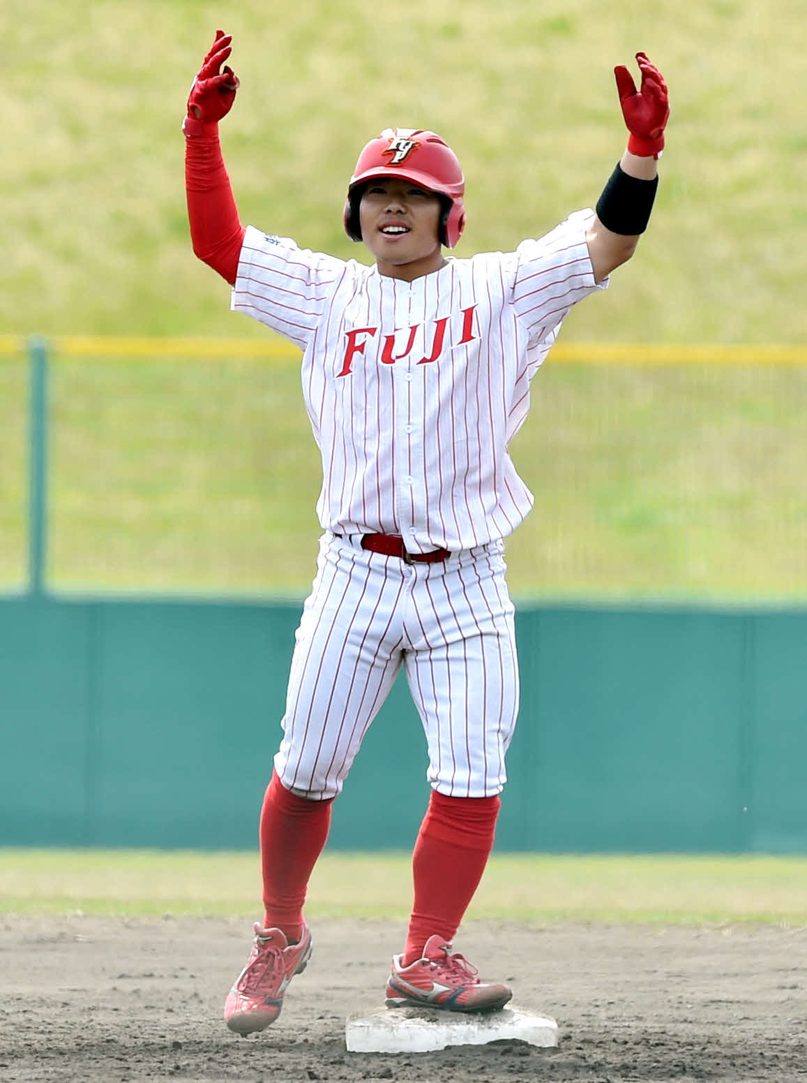 3回、中越えに走者一掃の3点適時二塁打を放ち、両腕を上げる富士大・松尾