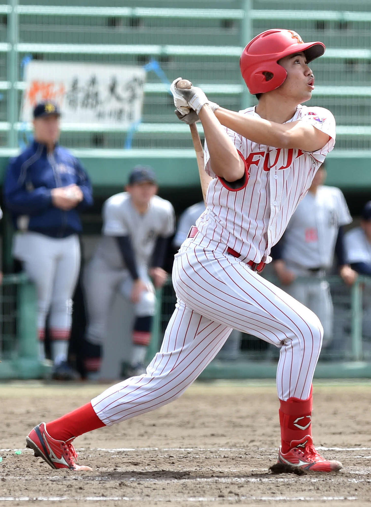3回、右越え2点本塁打を放つ富士大・山内