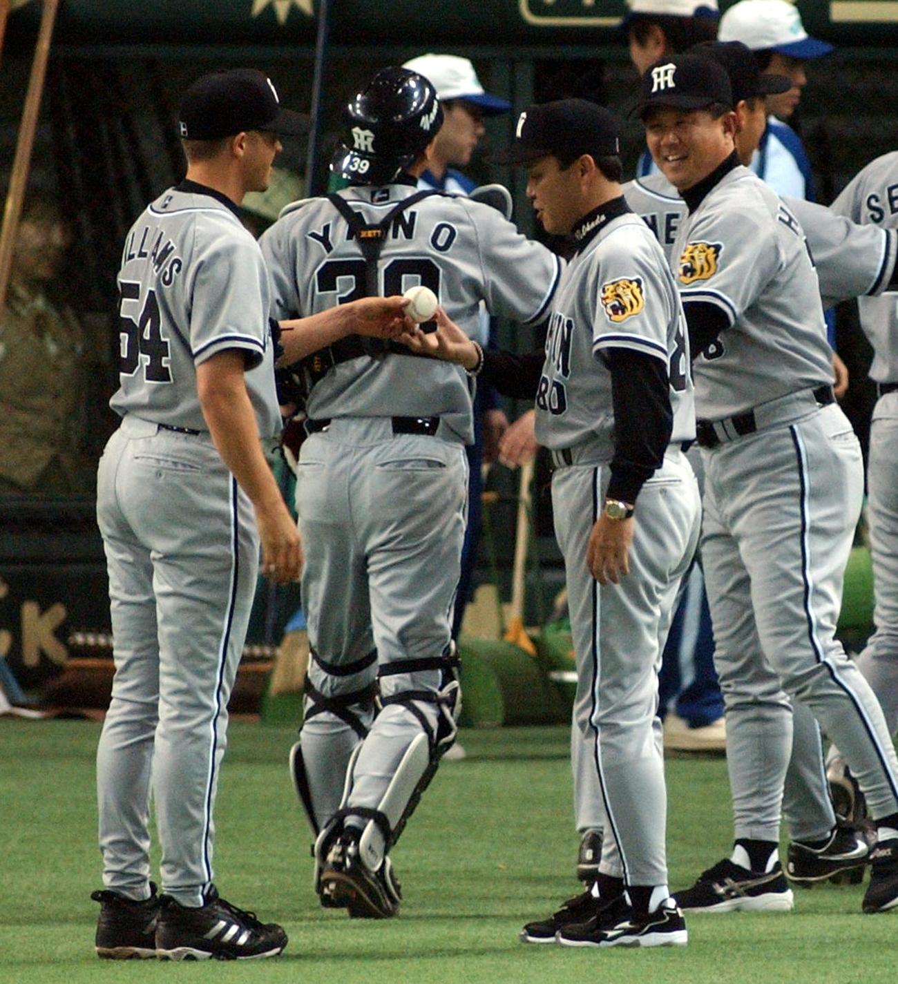 2004年4月2日、巨人対阪神　公式戦初勝利の岡田彰布監督（右）はウィリアムスからウイニングボールを受け取る