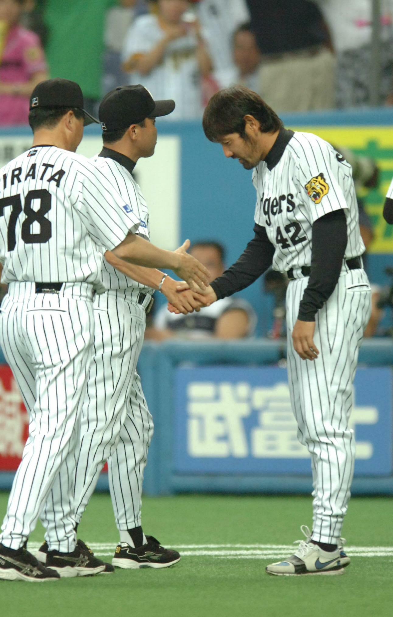2006年7月14日、阪神対中日5回戦　8勝目をあげた下柳剛（右）と監督通算200勝目の岡田彰布監督は握手をかわす