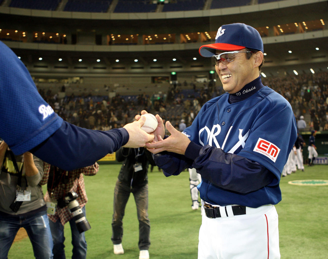 2010年3月31日、日本ハム対オリックス　最後に逆転し監督通算400勝目を上げたオリックス岡田彰布監督はレスターから笑顔でウイニングボールを受け取る