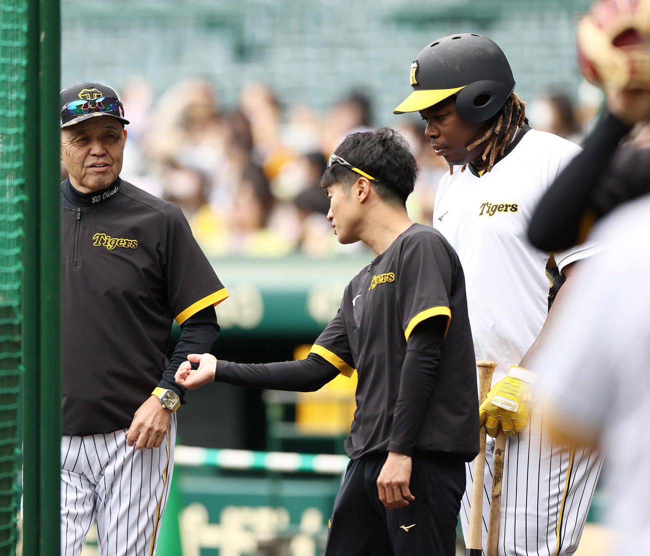 阪神対DeNA　試合前練習で阪神岡田監督（左）はミエセス（右）に話す（撮影・上山淳一）