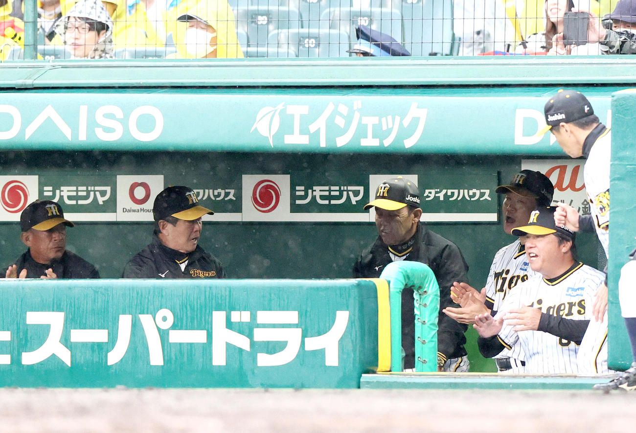 阪神対DeNA DeNAに勝利した岡田監督（左から3人目）は監督通算600勝を挙げる（撮影・上山淳一）