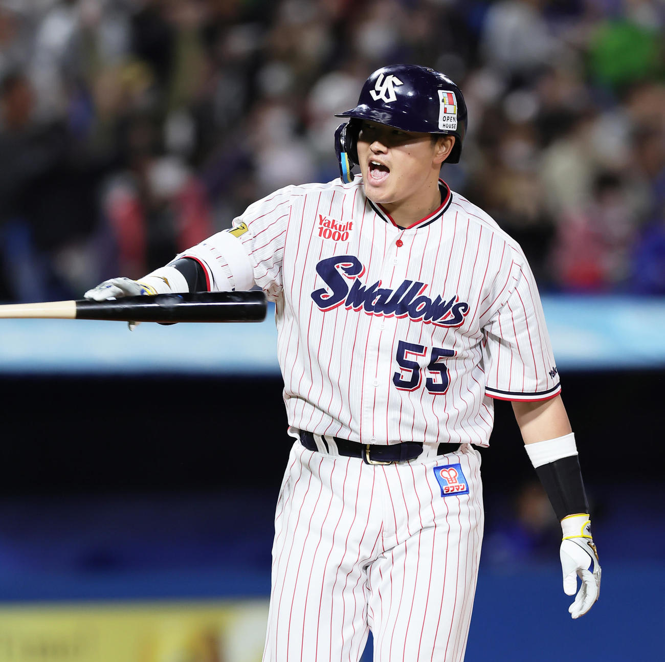ヤクルト対中日　8回裏ヤクルト無死一塁、村上は右越え2点本塁打を放ち雄たけびを上げる（撮影・足立雅史）