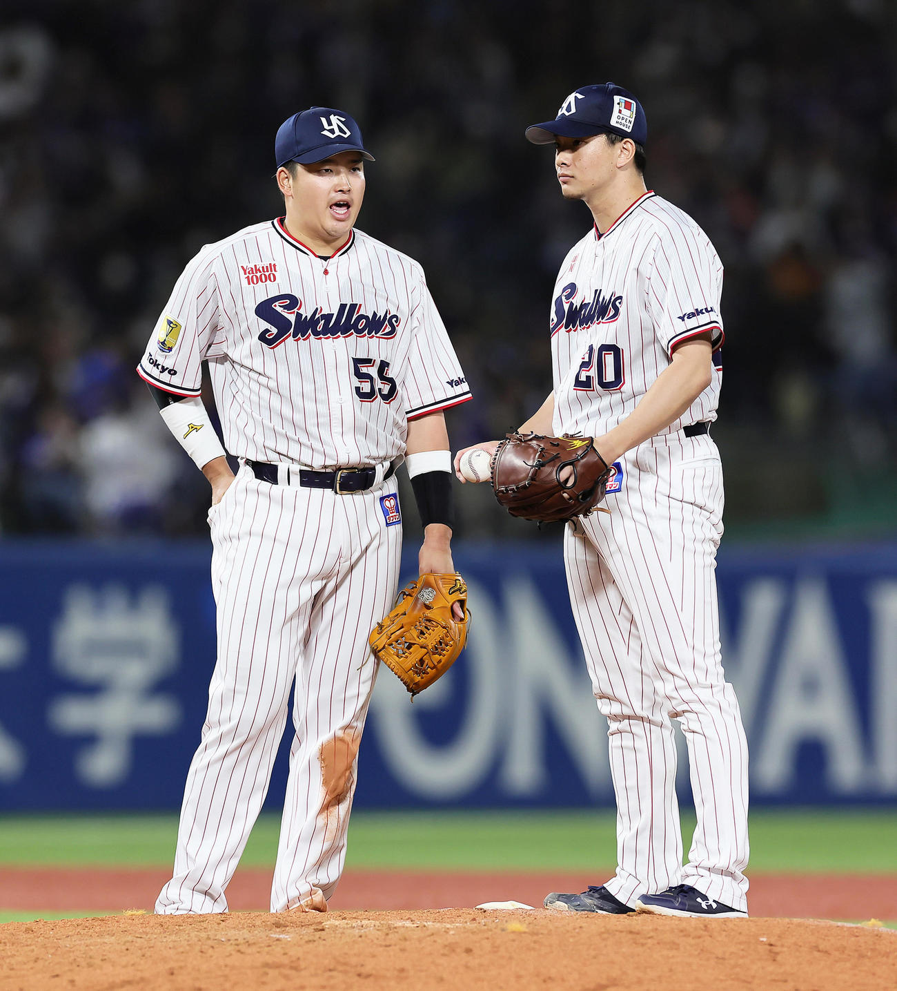ヤクルト対中日　7回、マウンドのヤクルト木沢（右）に声をかける村上（撮影・足立雅史）