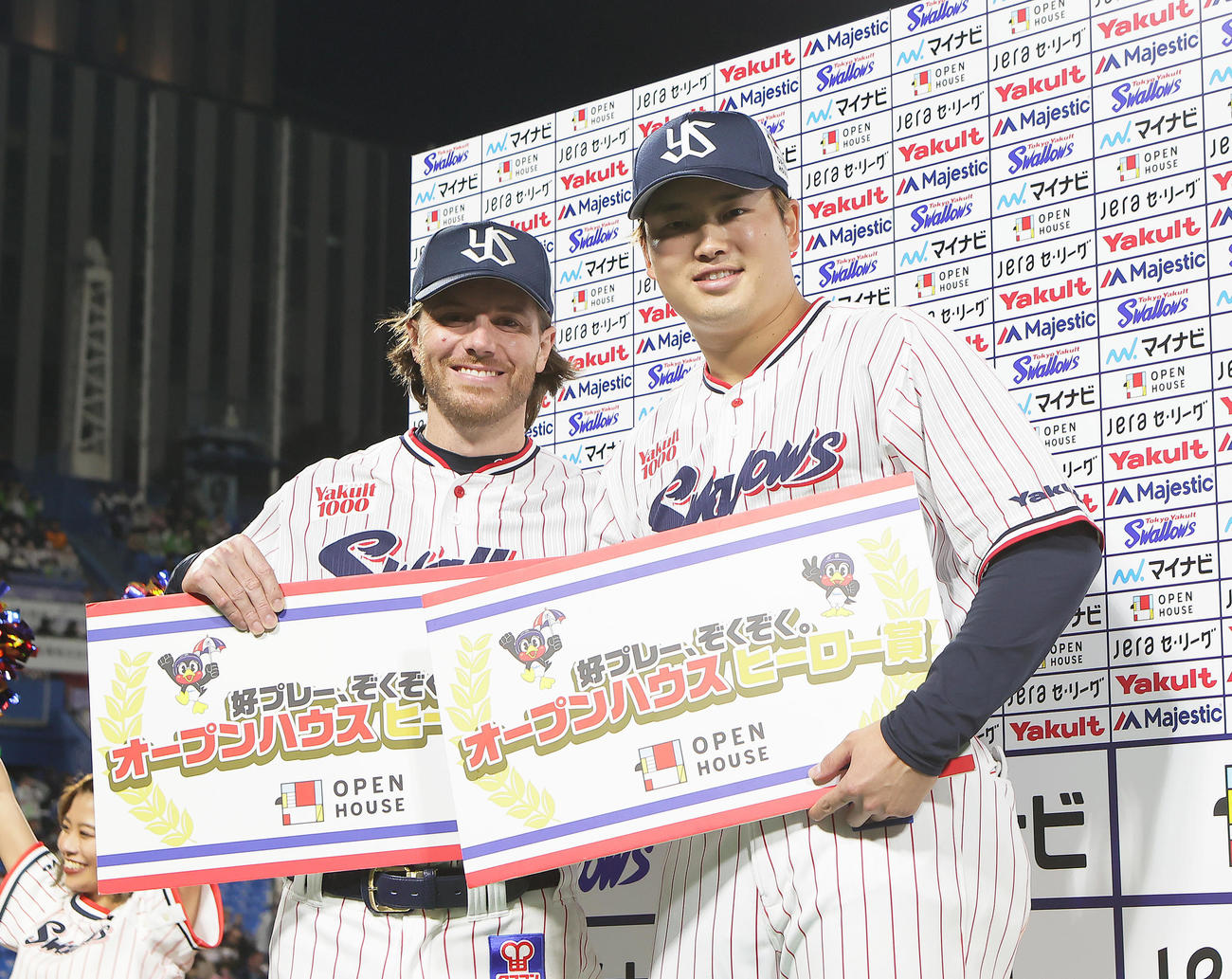 ヤクルト対中日　お立ち台で笑顔を見せるヤクルトのピーターズ（左）と村上（撮影・足立雅史）