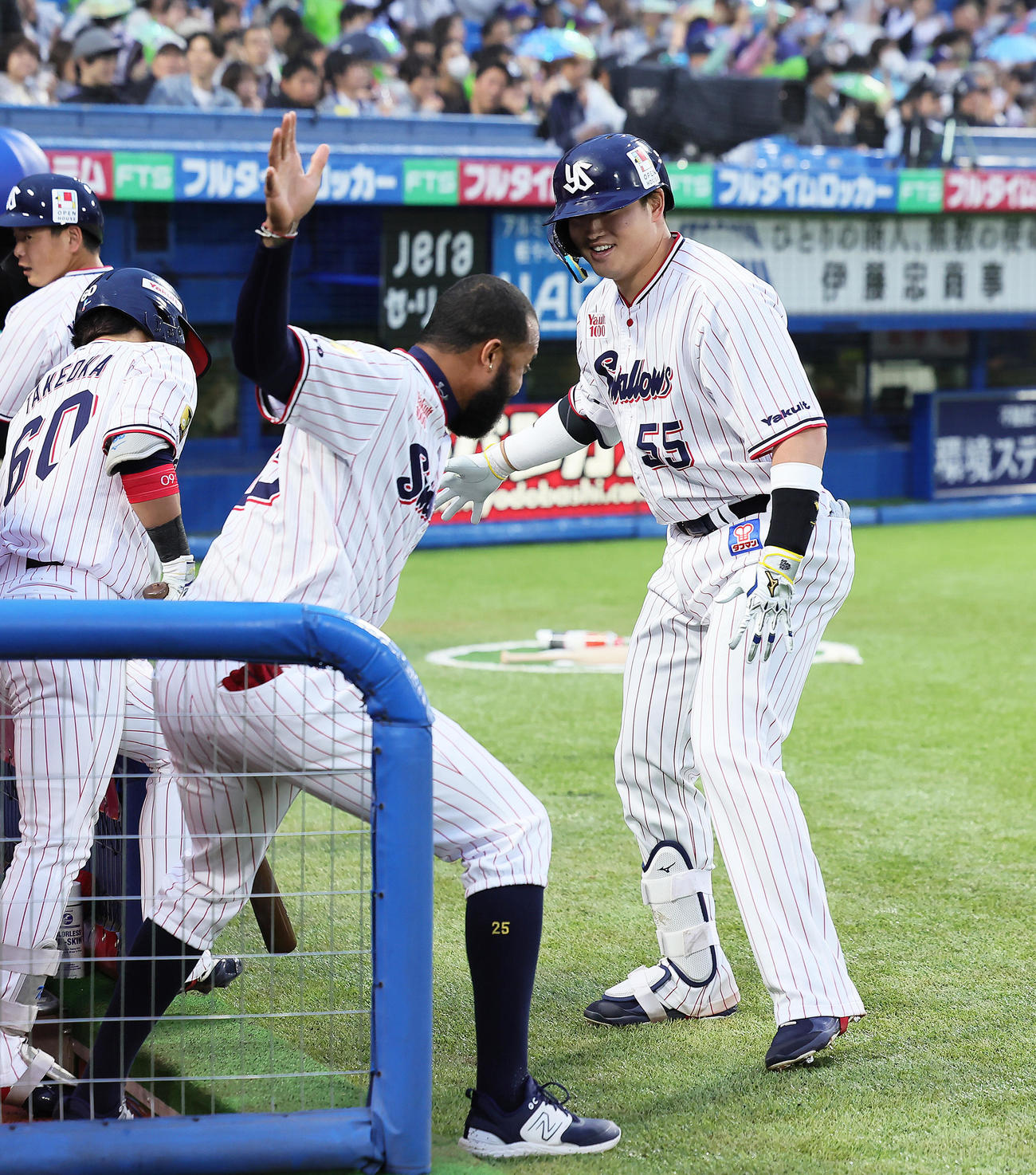 ヤクルト対中日1回裏ヤクルト2死二塁、左中間への2点本塁打を放った村上（右）はサンタナとロータッチを交わし笑顔（撮影・足立雅史）