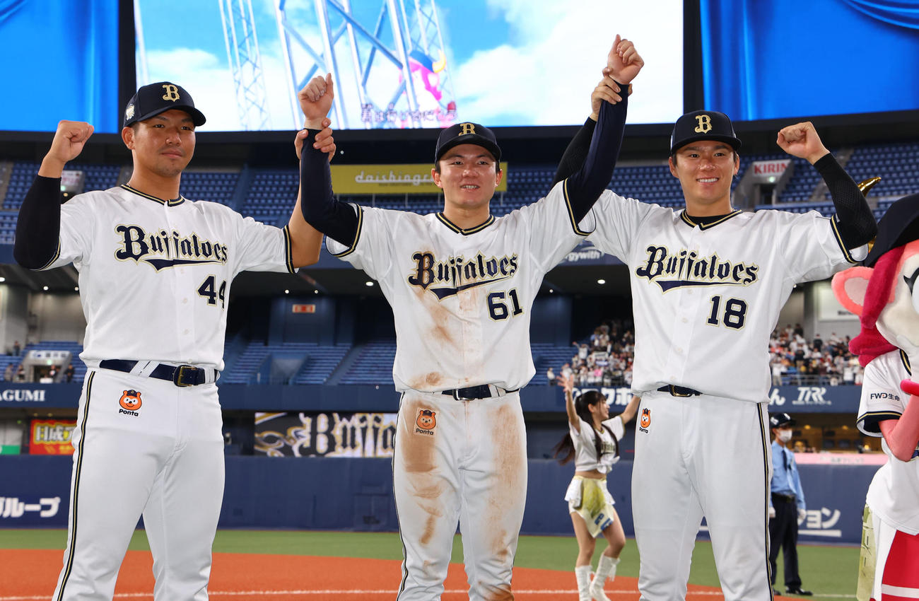 オリックス対ソフトバンク　オリックス茶野（中央）をたたえる頓宮（左）と山本（撮影・藤尾明華）