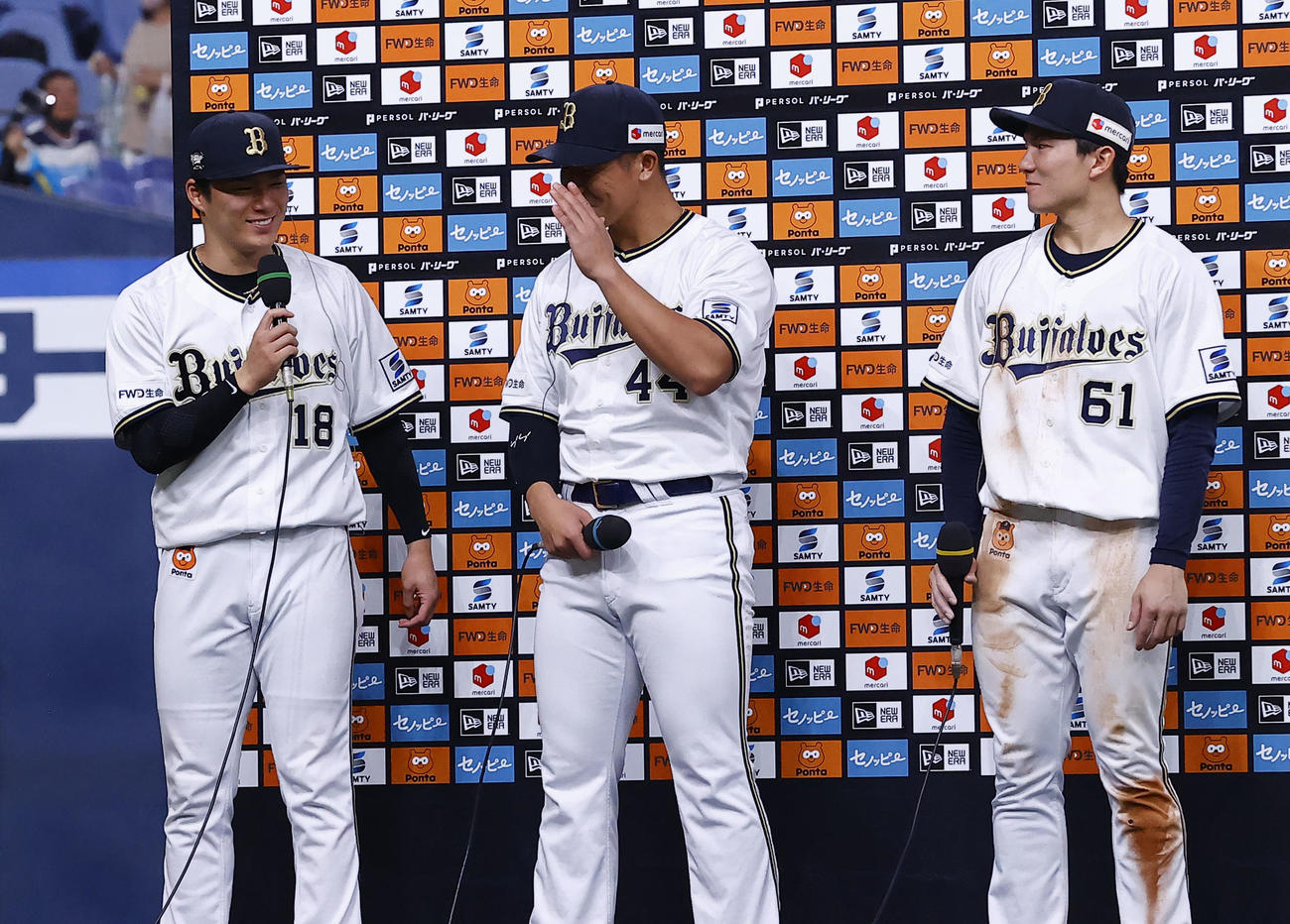 オリックス対ソフトバンク　お立ち台で頓宮（中央）に声をかけるオリックス山本（左）。右は茶野（撮影・藤尾明華）