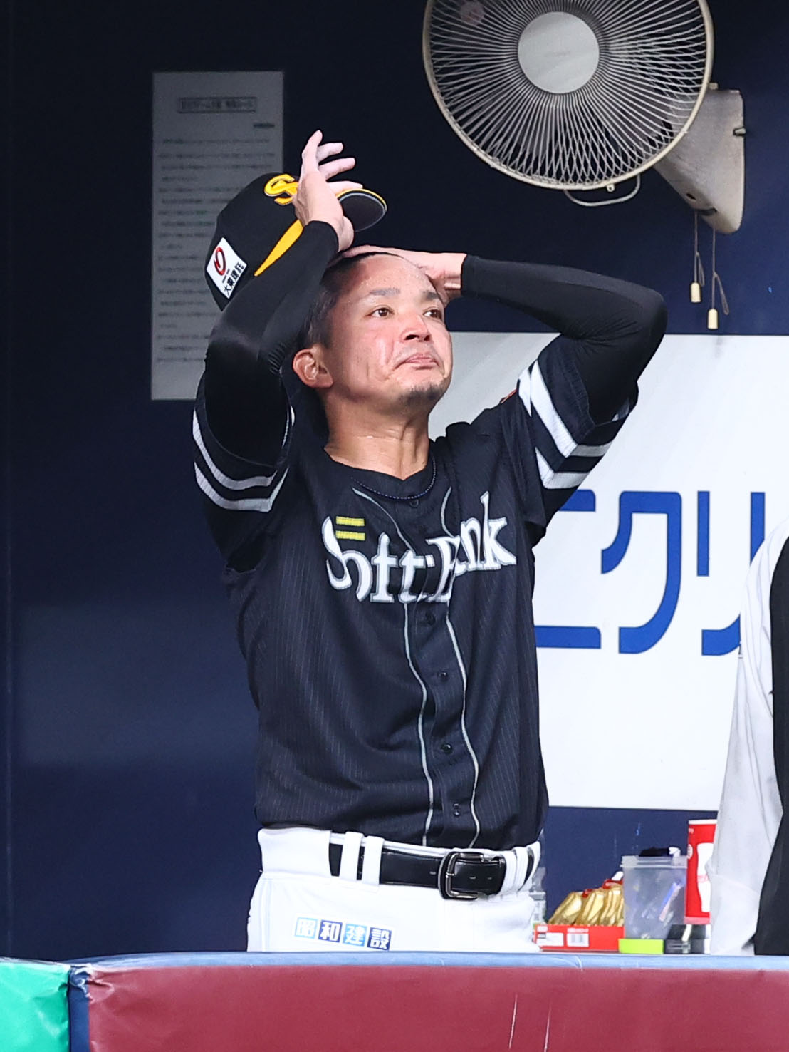 6回途中降板し、ベンチで厳しい表情を見せるソフトバンク東浜（撮影・藤尾明華）