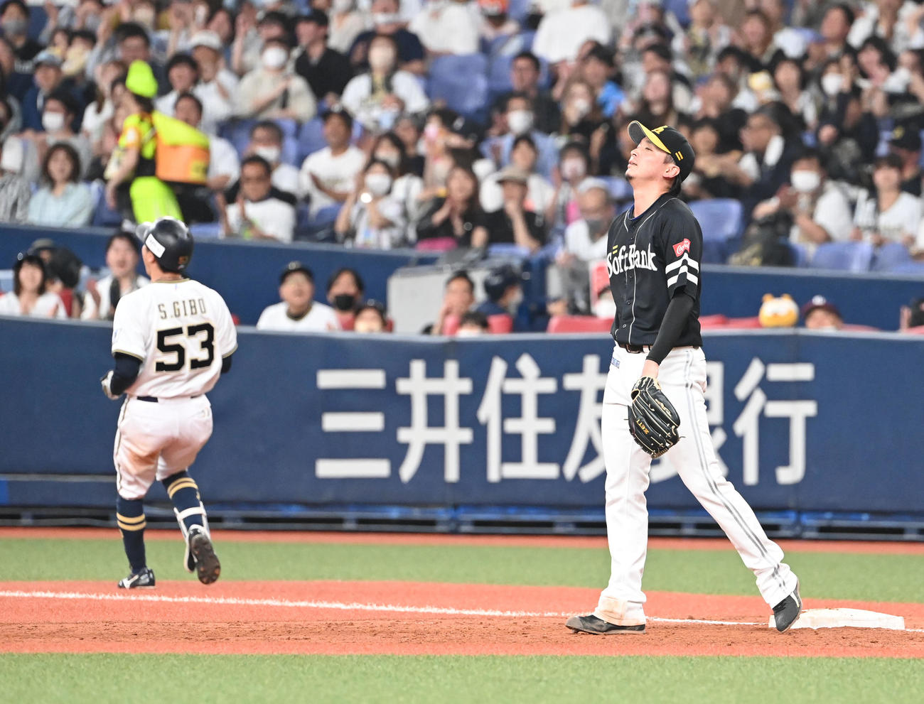 オリックス対ソフトバンク　4回裏オリックス1死一塁、宜保に内野安打を浴び肩を落とす東浜（撮影・和賀正仁）