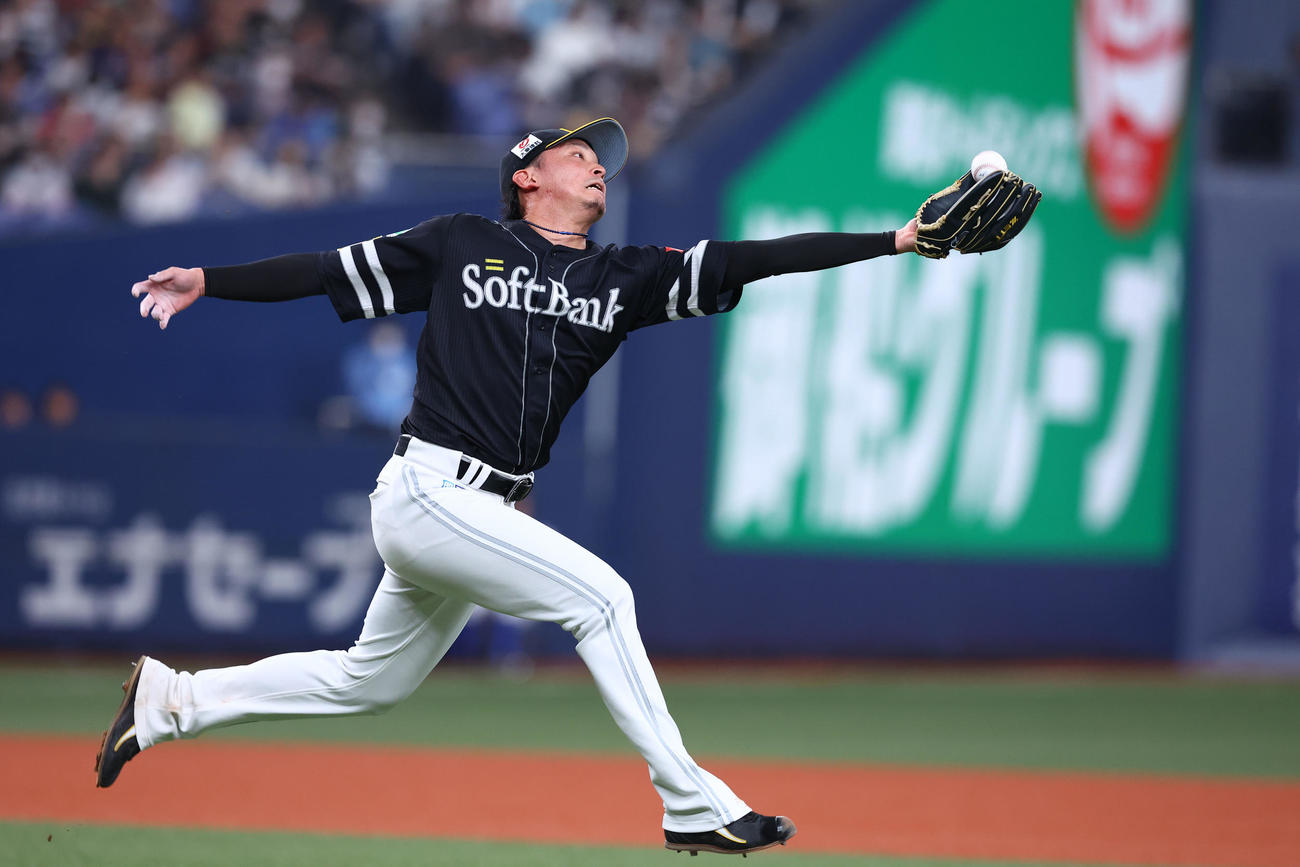 4回裏オリックス1死一塁、宜保翔の打球にソフトバンク東浜巨が飛びつき好捕するも、内野安打となる（撮影・藤尾明華）