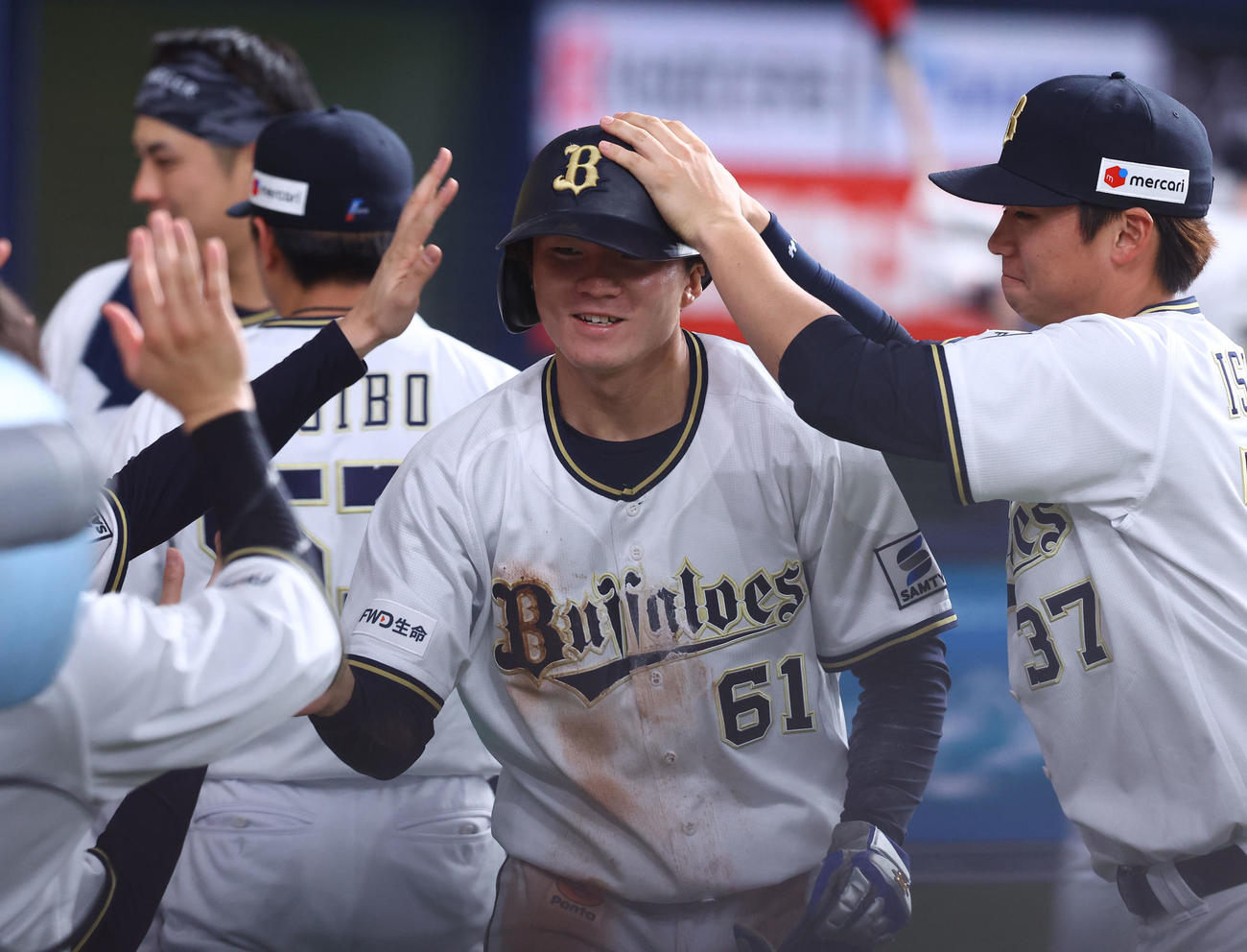 オリックス対ソフトバンク　6回裏オリックス2死二塁、野口の右前適時打で生還し、ナインに迎えられる茶野（撮影・藤尾明華）