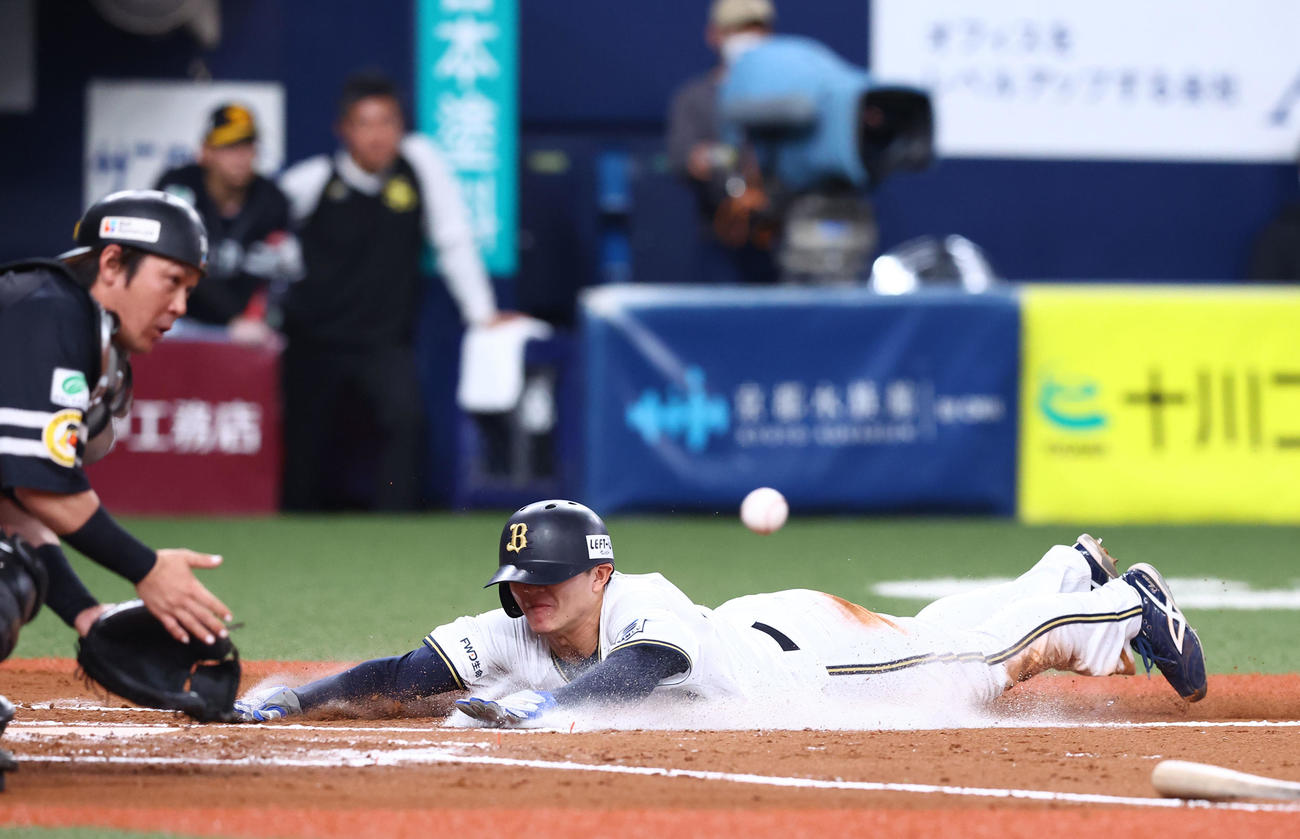 オリックス対ソフトバンク　6回裏オリックス2死二塁、野口の右前適時打で生還する茶野（撮影・藤尾明華）