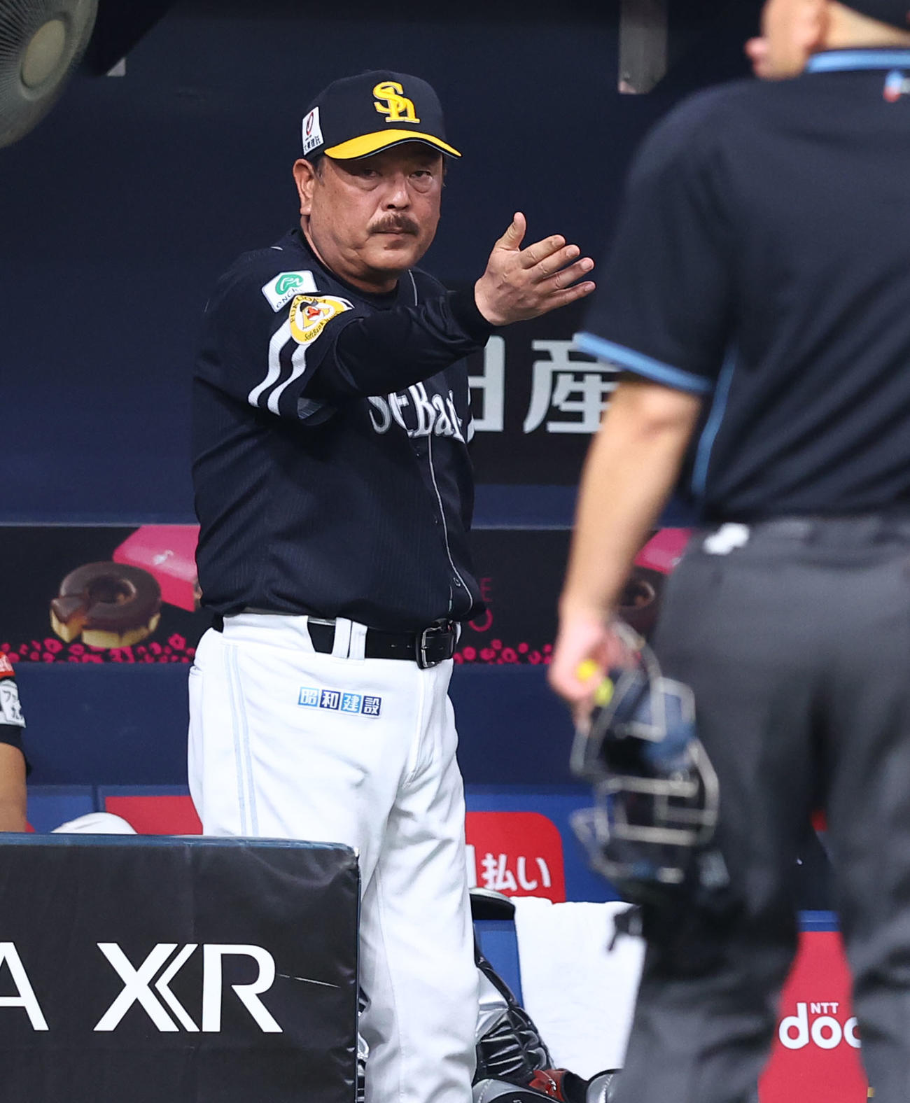 6回表ソフトバンク2死一、二塁、代打を告げる藤本監督（撮影・藤尾明華）