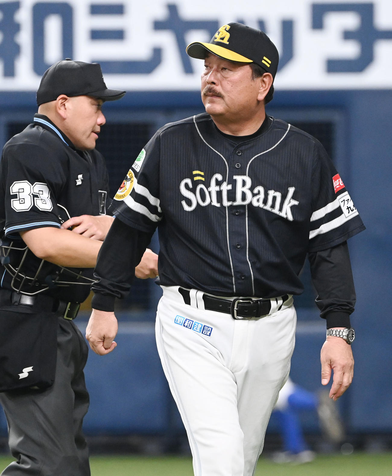 オリックス対ソフトバンク　6回途中で東浜の降板を告げるソフトバンク藤本監督（撮影・和賀正仁）