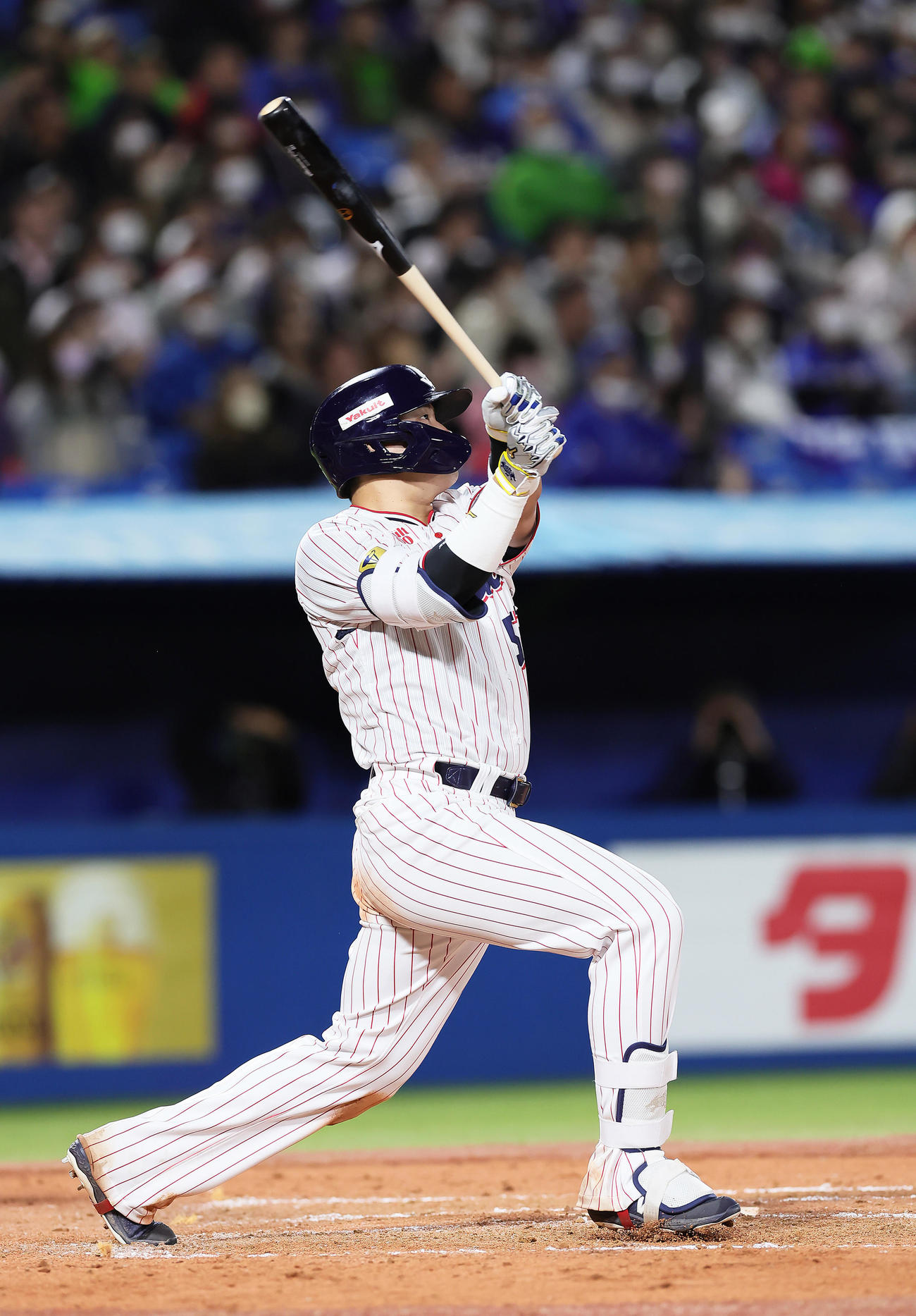 ヤクルト対中日　8回裏ヤクルト無死一塁、村上は右越え2点本塁打を放つ（撮影・足立雅史）