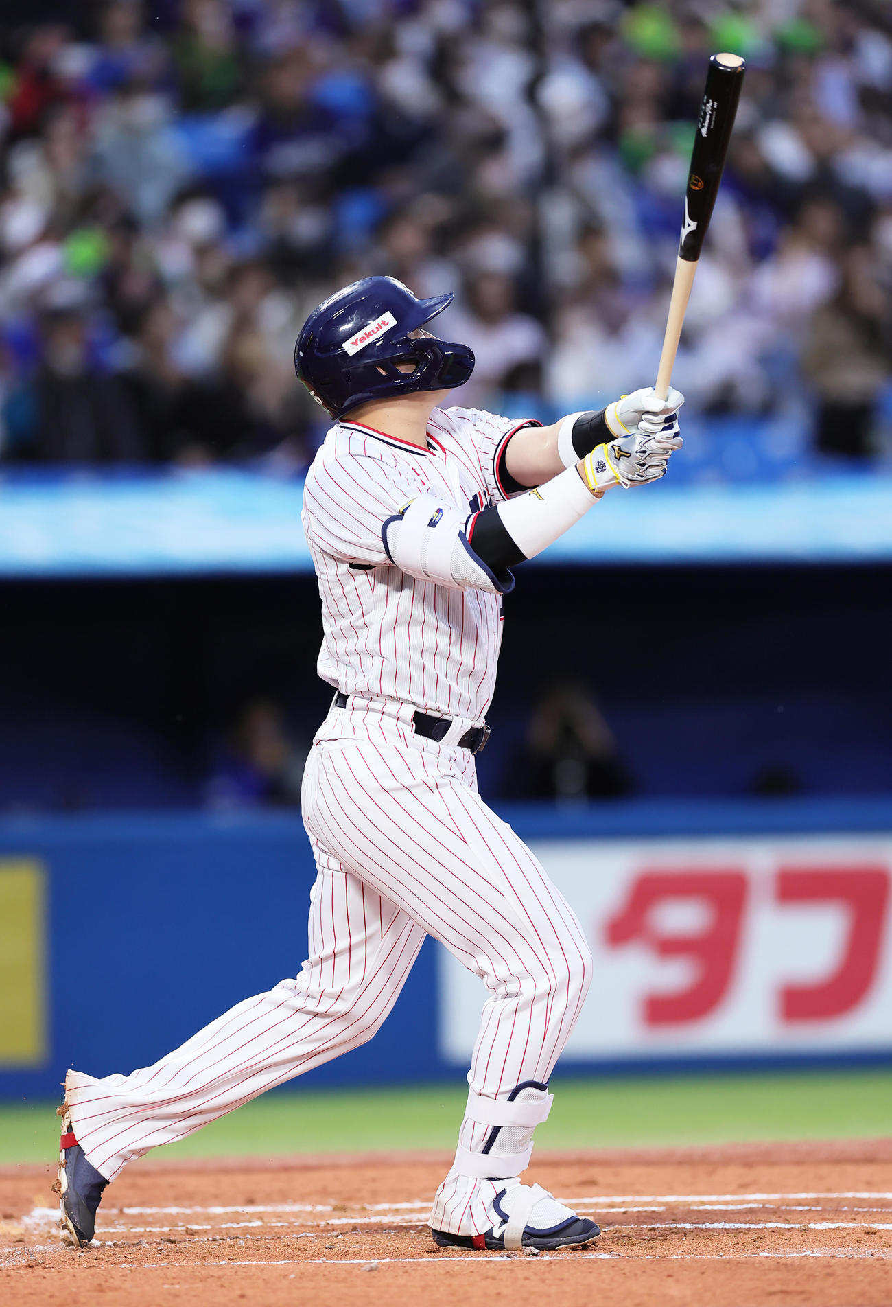 ヤクルト対中日1回裏ヤクルト2死二塁、左中間への2点本塁打を放つ村上（撮影・足立雅史）