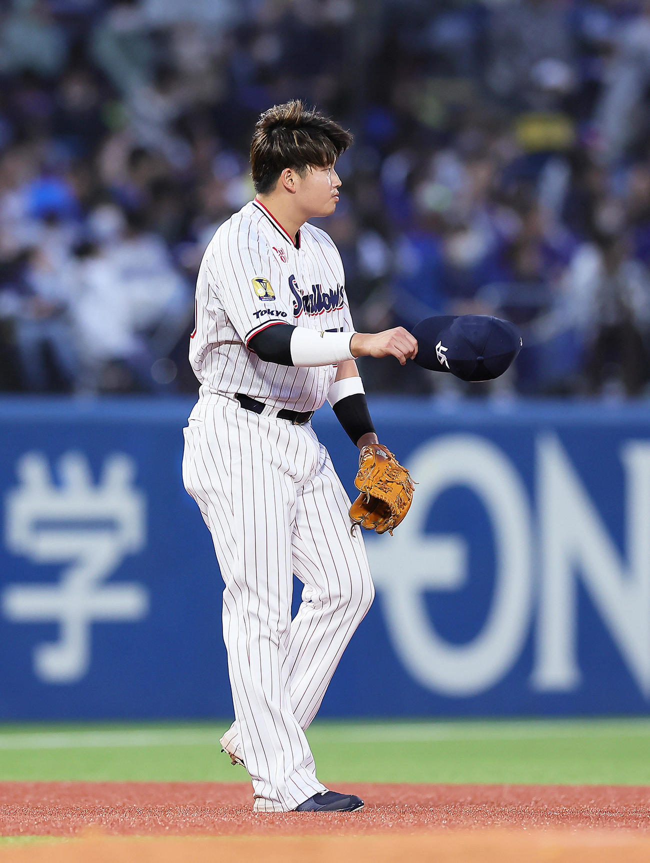 ヤクルト対中日1回に2点本塁打を放ったヤクルト村上はスタンドの声援に帽子を取って応える（撮影・足立雅史）
