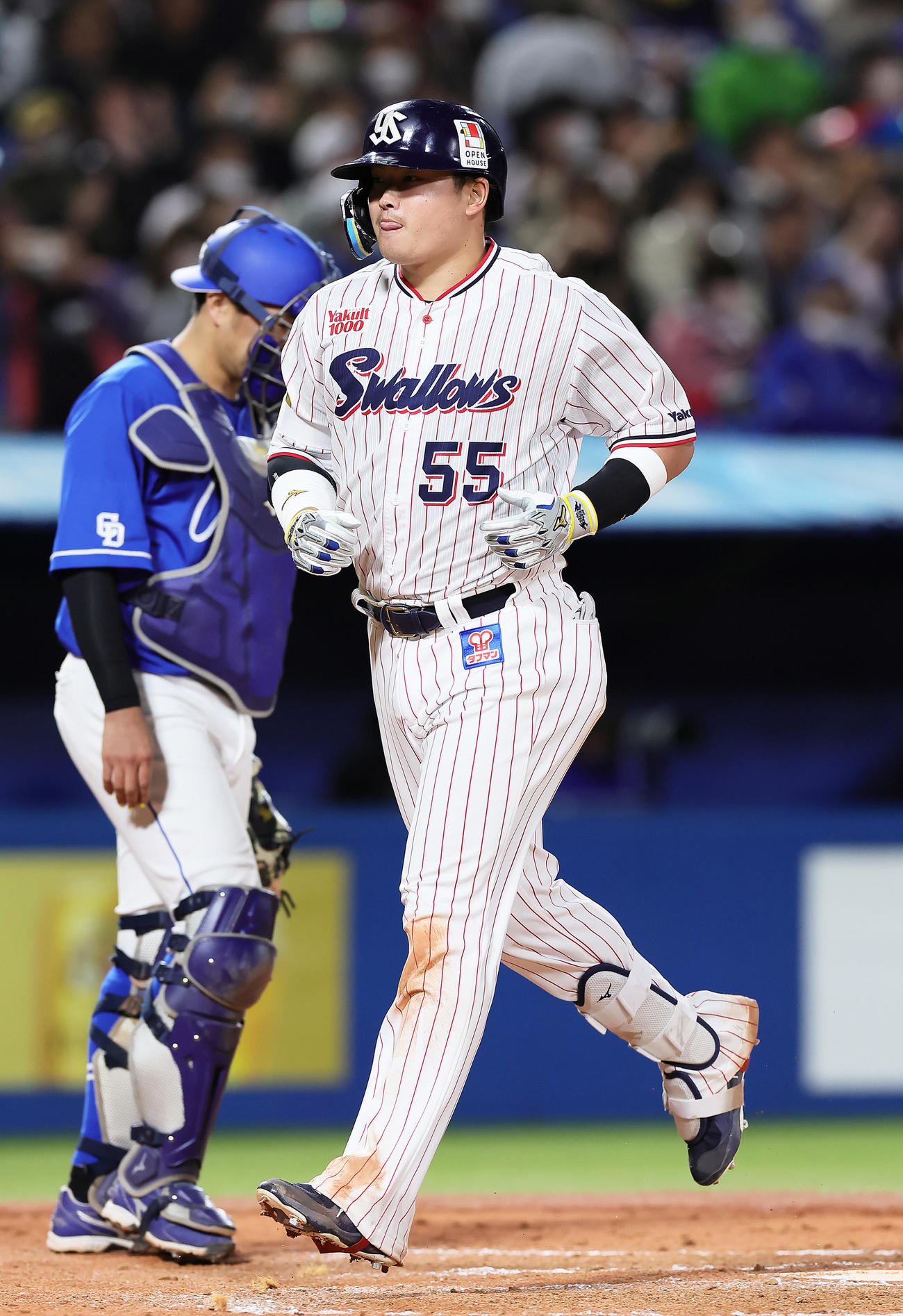 ヤクルト対中日　8回裏ヤクルト無死一塁、村上は右越え2点本塁打を放つ（撮影・足立雅史）