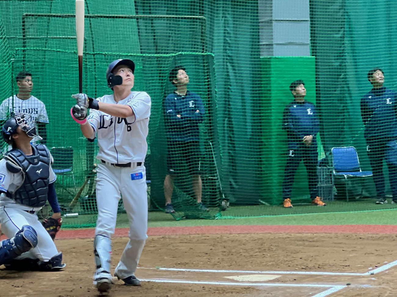 リハビリ開始後初めて投手相手にシート打撃を行った西武源田（撮影・金子真仁）