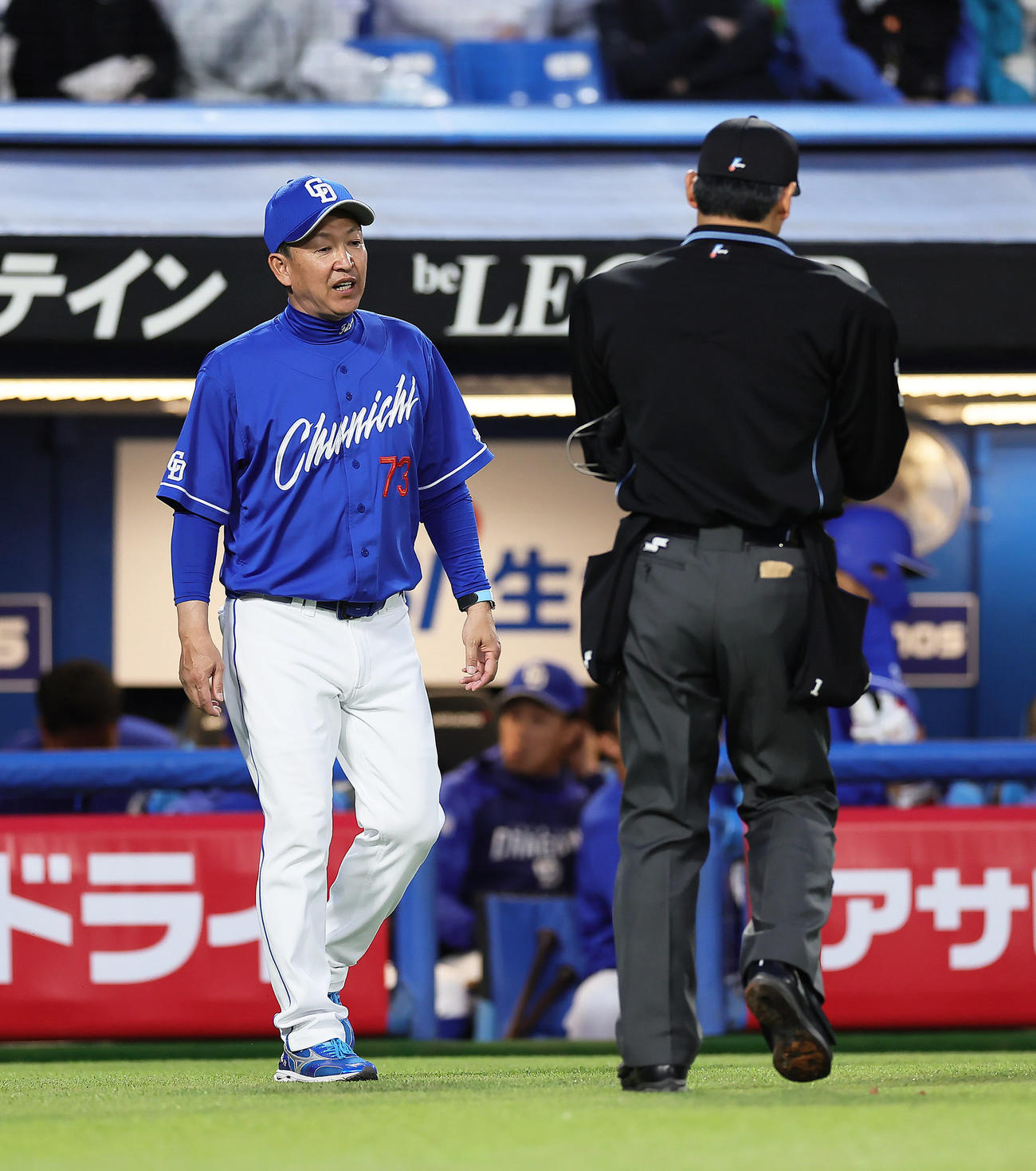 ヤクルト対中日　投手交代を告げる中日立浪監督（撮影・足立雅史）