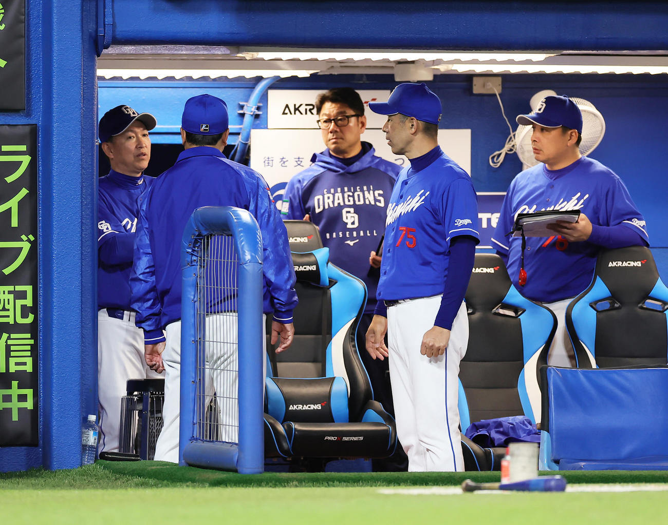 ヤクルト対中日　ベンチで話し込む中日立浪監督（左端）（撮影・足立雅史）