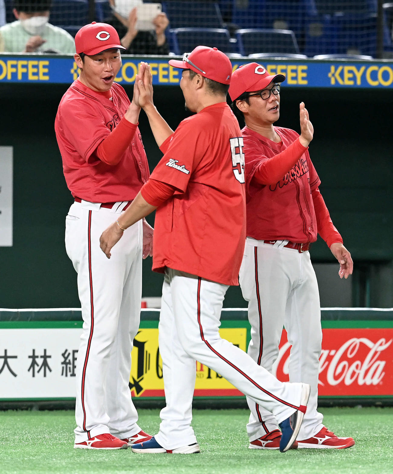 12日、延長戦の末、巨人に勝利し松山竜平とハイタッチをする広島新井監督（23年5月12日撮影）