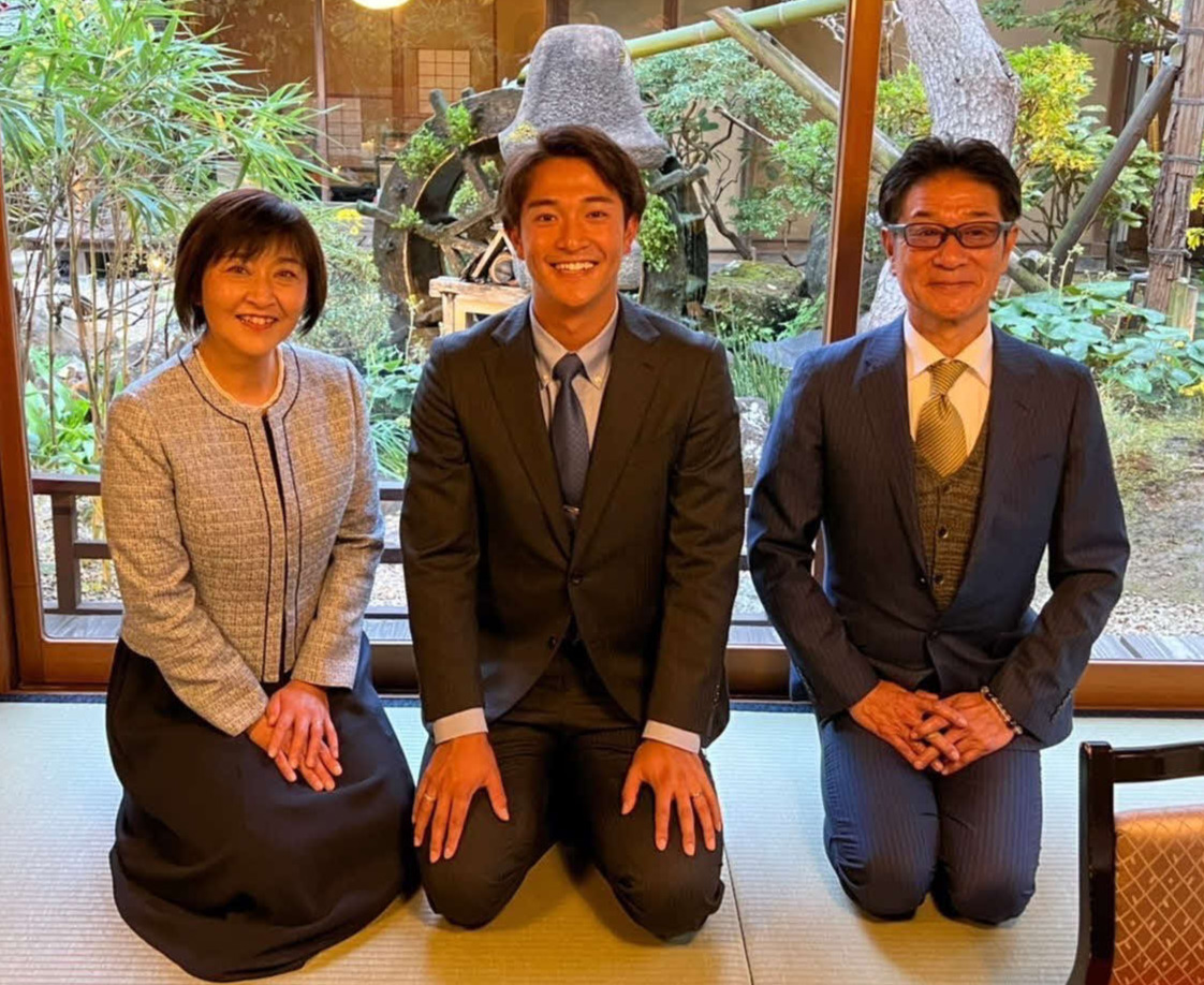 母律子さんと笑顔を見せるソフトバンク柳町。右は父準一さん（本人提供）