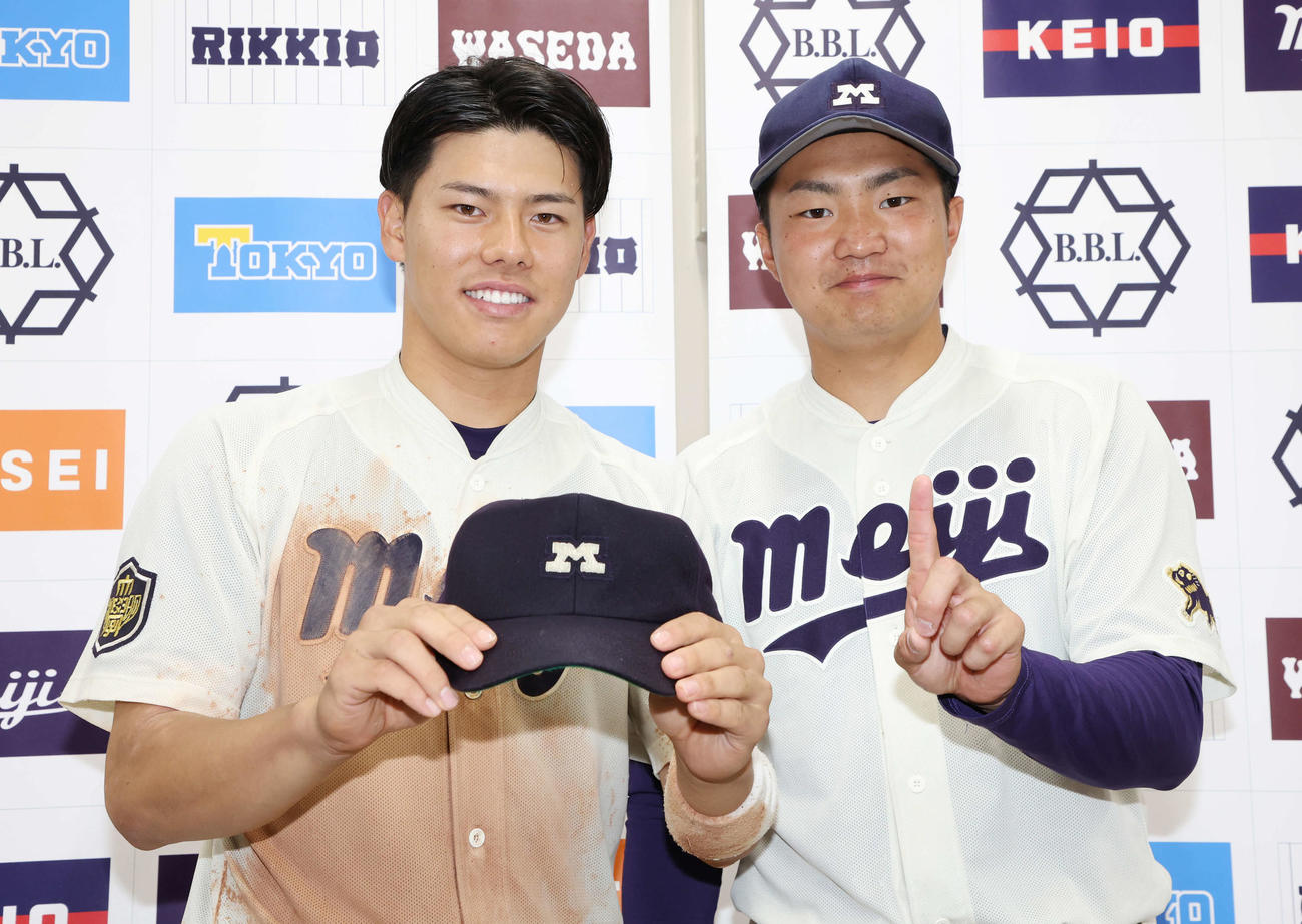 明大対早大　早大に勝利し、笑顔で優勝マジック1ポーズをする明大・今井（左）と村田（撮影・宮地輝）