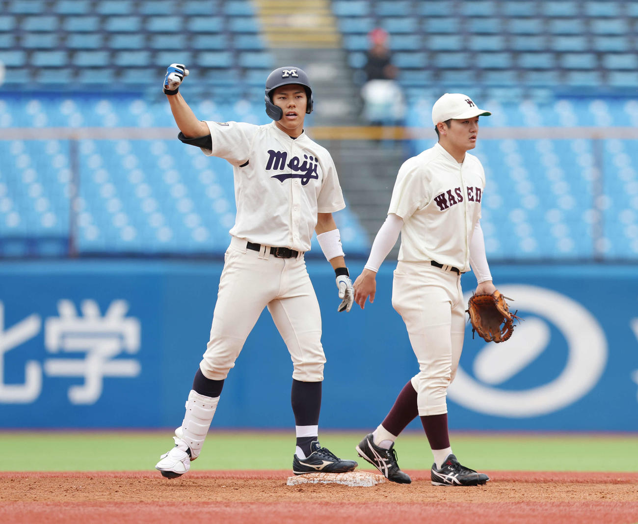 明大対早大　3回表明大1死満塁、勝ち越しの2点適時右二塁打を放ち、ガッツポーズする今井（左）（撮影・宮地輝）
