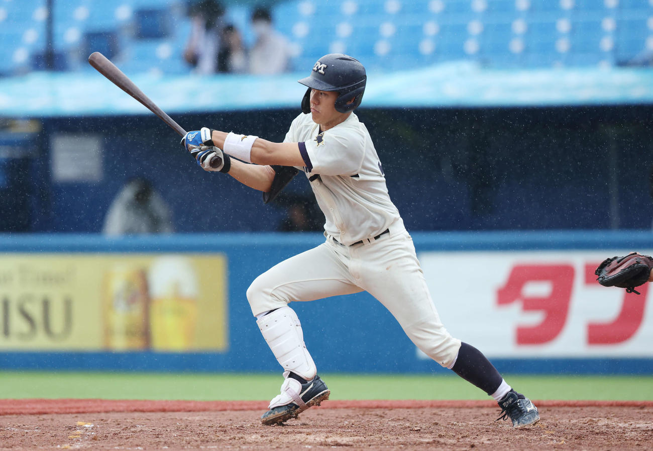 明大対早大　8回表明大無死、安打を放つ今井（撮影・宮地輝）