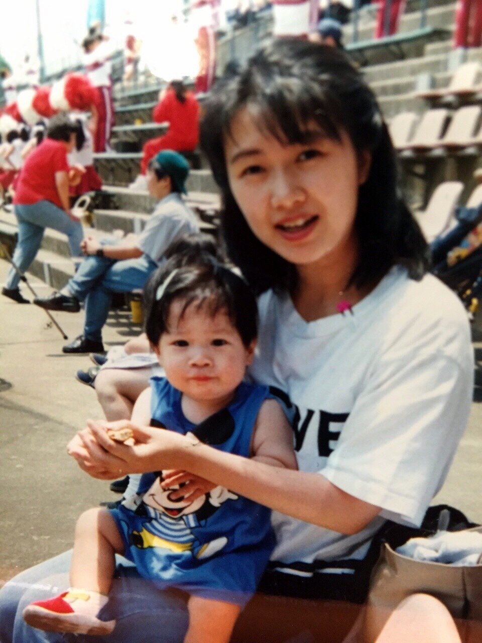 プリンスホテル時代の父伸一さんの試合をスタンドで応援する1歳のヤクルト奥村と母美夏さん（家族提供）
