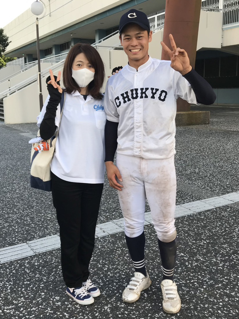 中京大中京時代、最後の試合後に母・佐織さんと記念写真に納まる巨人中山（本人提供）