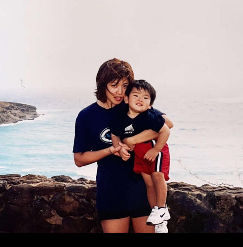 3歳まで育った米国で。母に抱かれる日本ハム野村（本人提供）