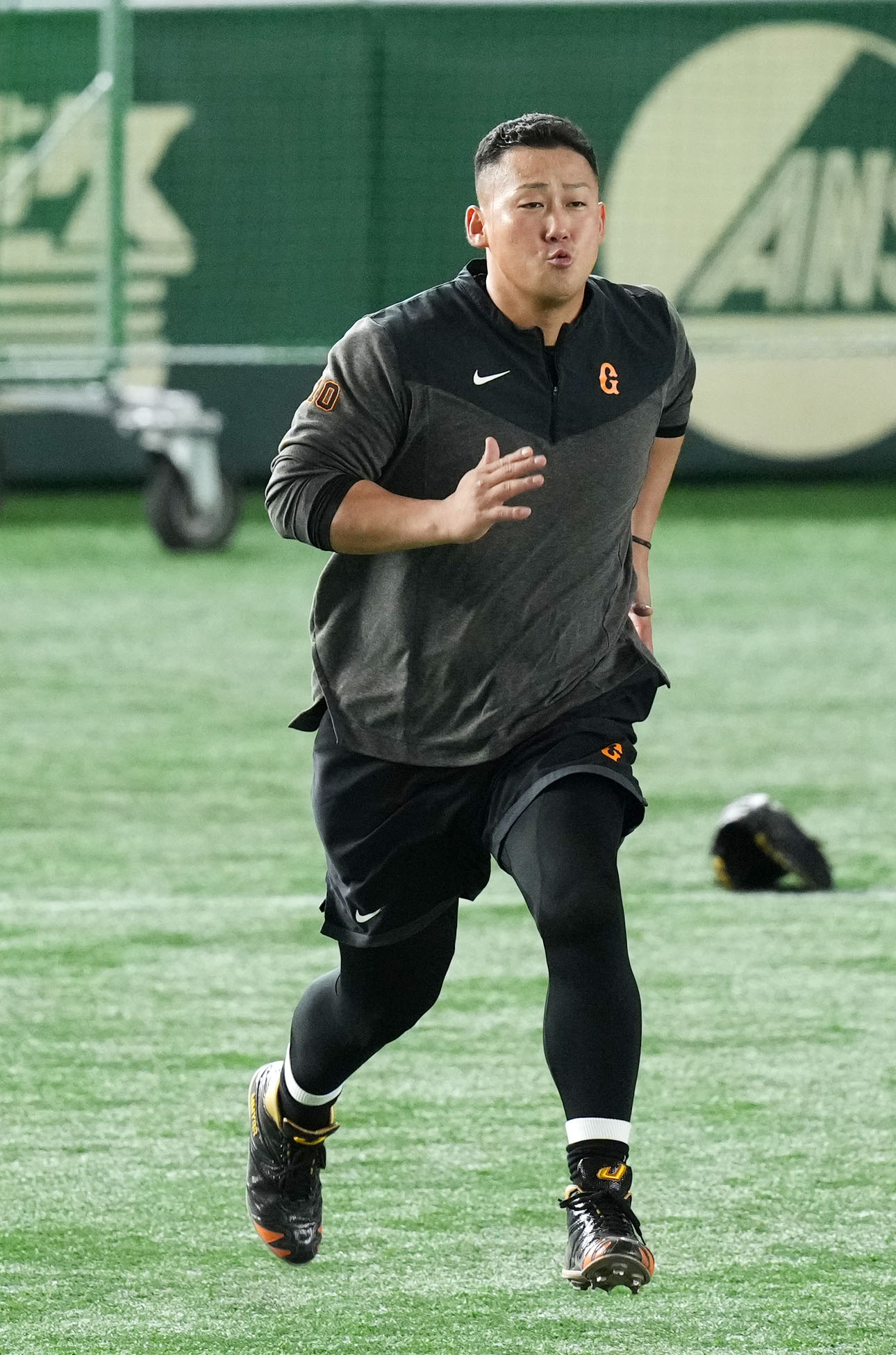 巨人対広島　ダッシュをする巨人中田（撮影・横山健太）