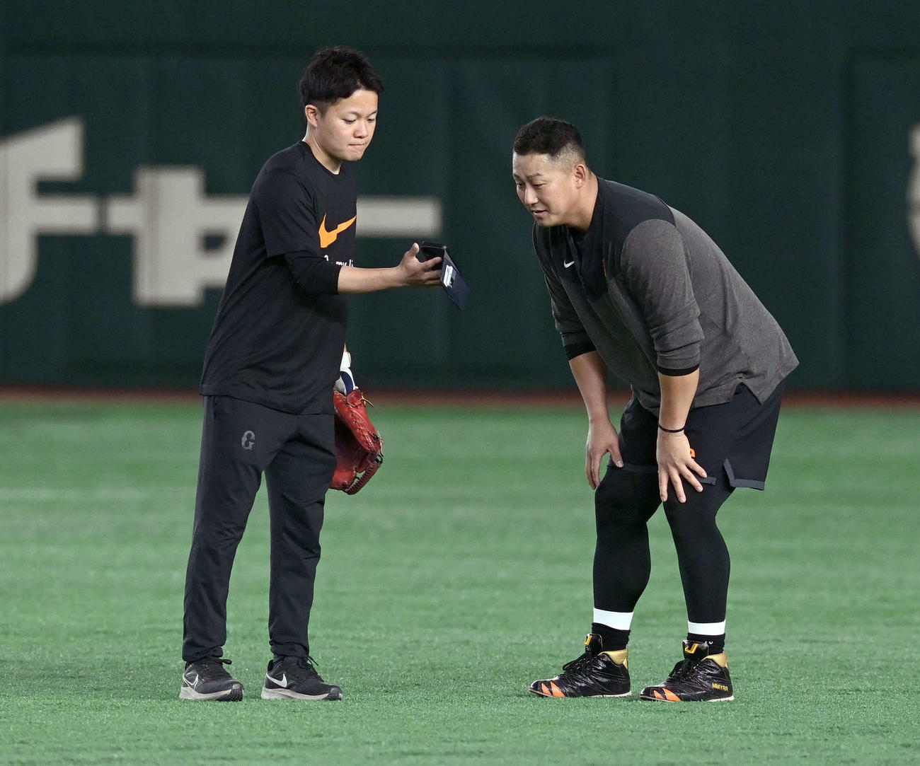 巨人対広島　走った画像をチェックする巨人中田（撮影・たえ見朱実）
