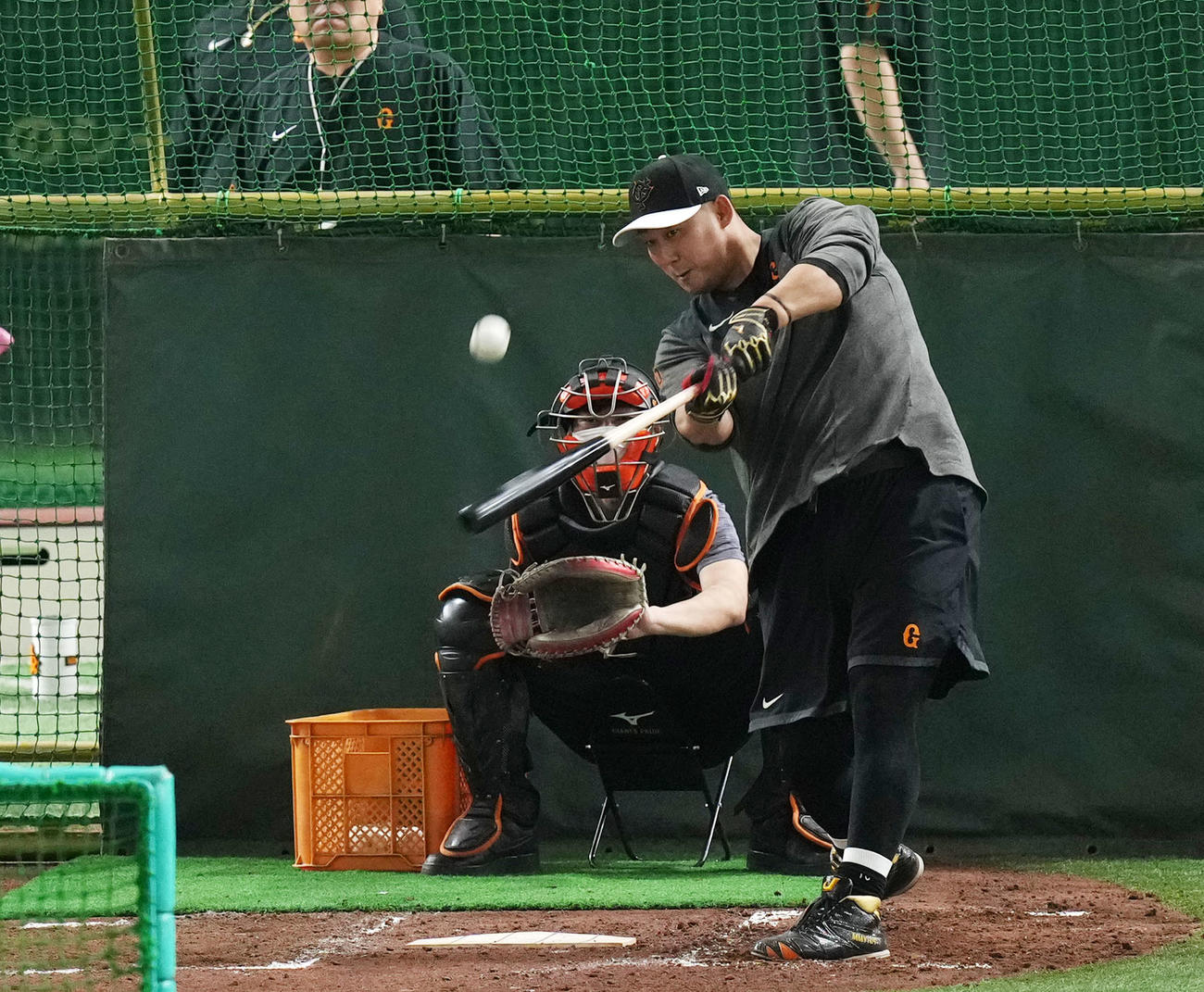 巨人対広島　試合前フリー打撃で快音を響かせる巨人中田（撮影・横山健太）