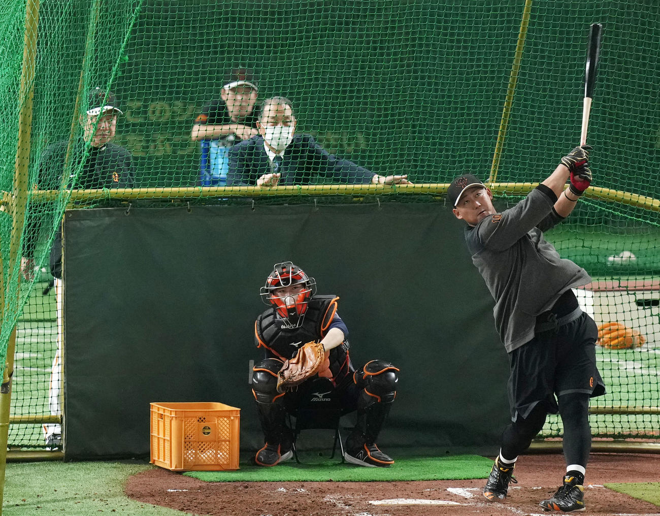 巨人対広島　試合前フリー打撃で巨人原監督（左）が見つめる前で快音を響かせる中田（撮影・横山健太）