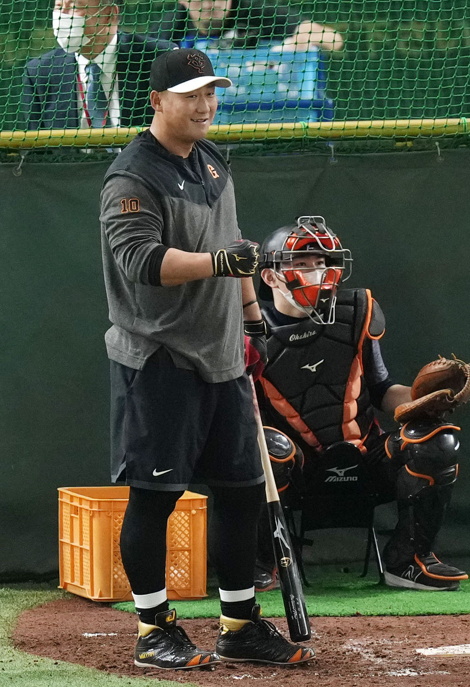 巨人対広島　試合前フリー打撃で特大弾を放ちガッツポーズする巨人中田（撮影・横山健太）