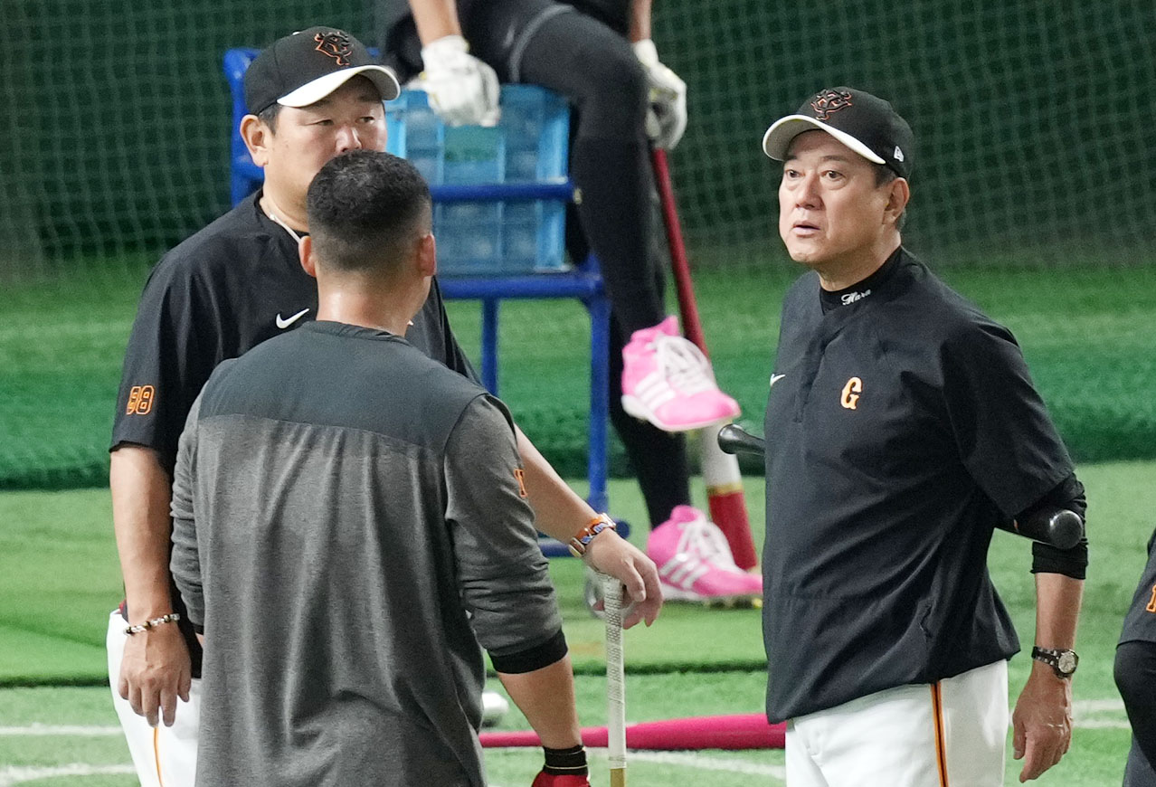 巨人対広島　試合前フリー打撃後、巨人中田（手前左）と言葉を交わす原監督（右）（撮影・横山健太）